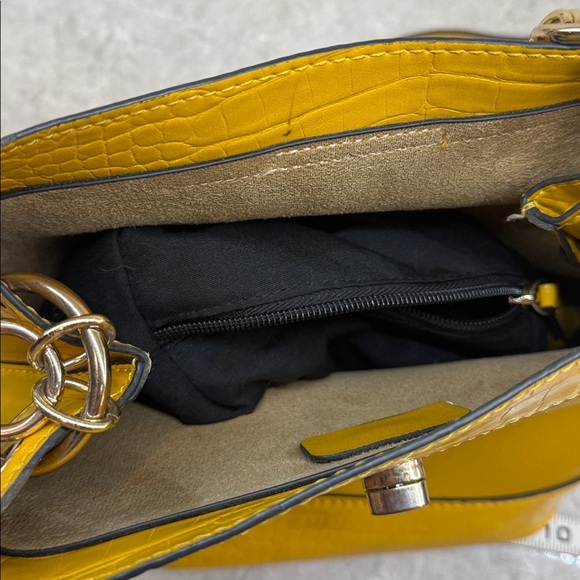 Topshop Yellow Crossbody bag with detatchable Chain and Strap Handles. - Picture 8 of 9